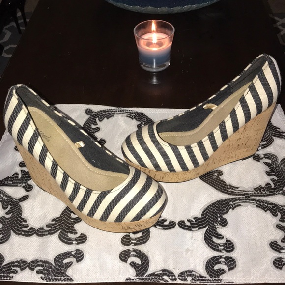 Striped Platform Heels - Picture 2 of 3